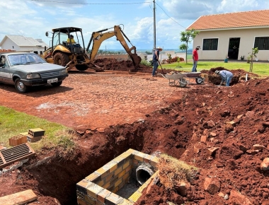 Prefeitura inicia a instalação de tubulação e a construção de bueiros no Renascer